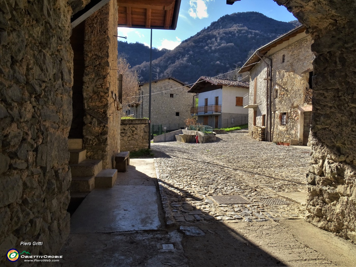 67 Portale d'ingresso a Vettarola (974 m) .JPG